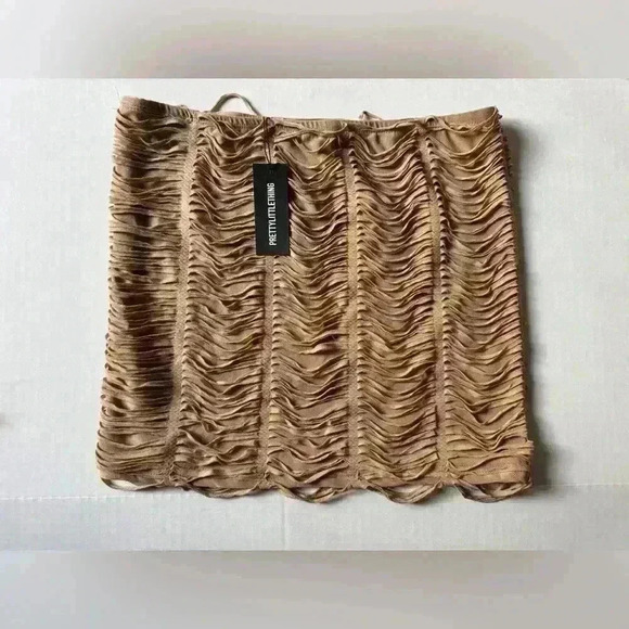 PrettyLittleThings Set of 2 Y2K Petite Taupe Textured Jersey Mini Skirt and Top - Picture 7 of 10